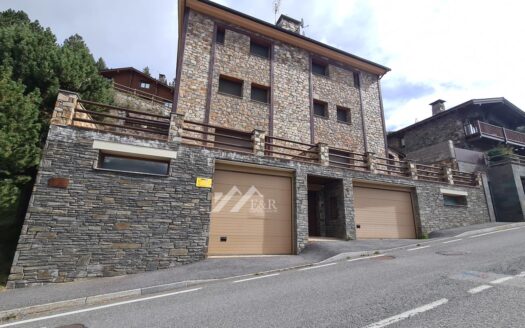 Magnific xalet adossat situat en una zona previliada de Canillo