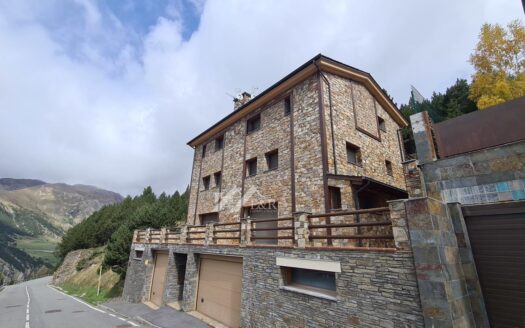 Xalet adossat per estrenar a prop de les pistes d´esquí de Grandvalira!!
